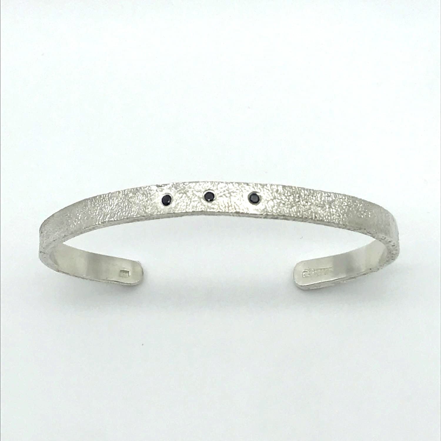 Brazalete Mei con zafiros negros