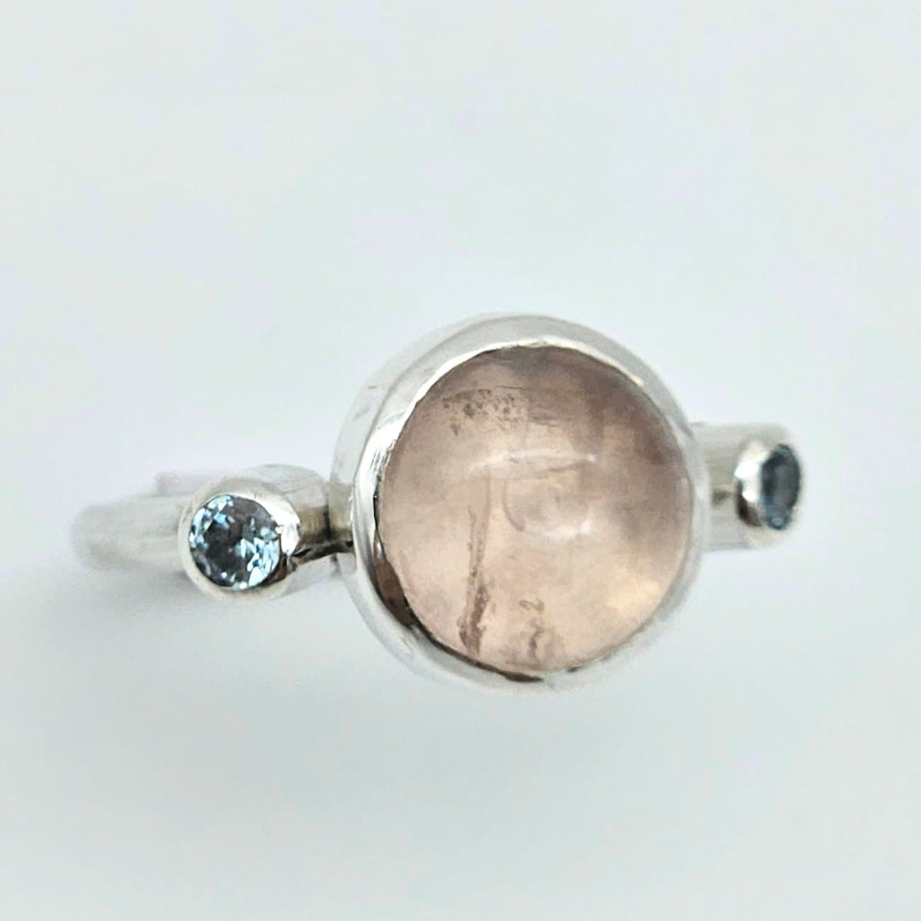 Anillo Bohemia premium con cuarzo rosa