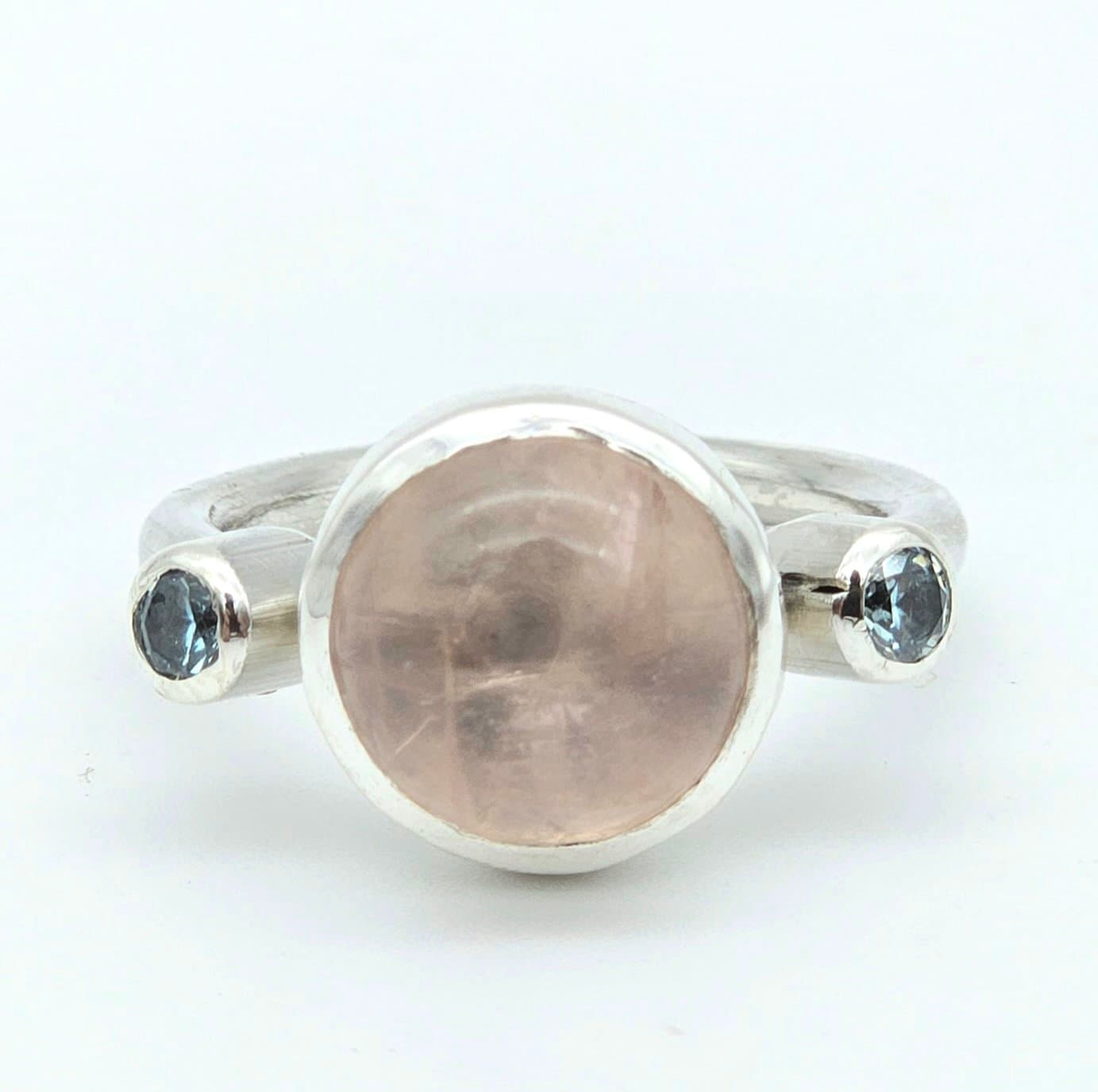 Anillo Bohemia premium con cuarzo rosa