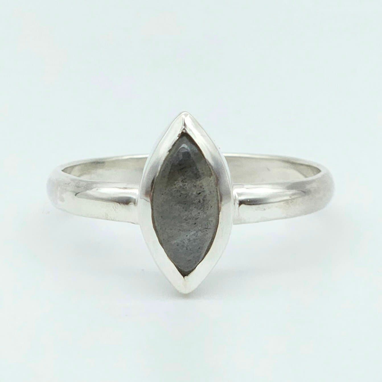 Anillo Bombé con Labradorita navette .