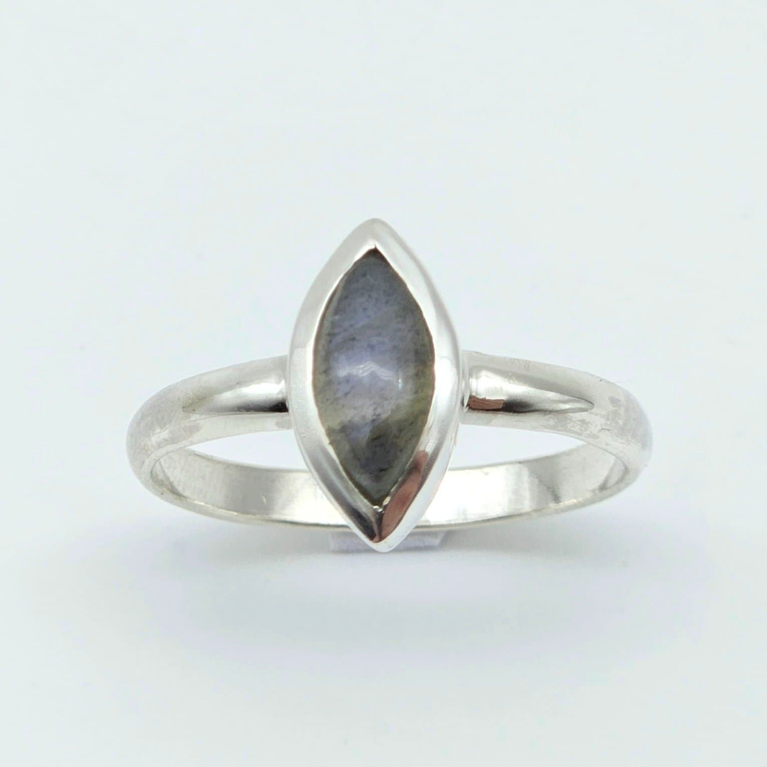 Anillo Bombé con Labradorita navette .