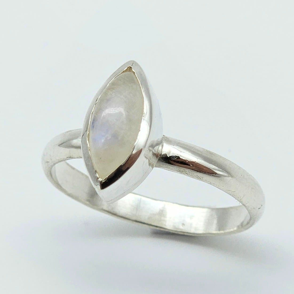 Anillo Bombé con Piedra Luna talla navette .