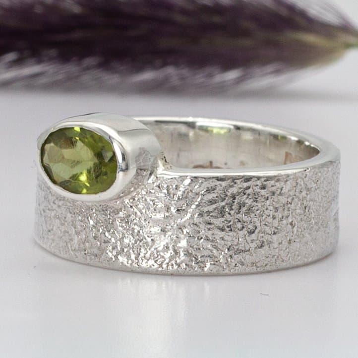 Anillo Magma peridoto medida 17,5mm diámetro interno