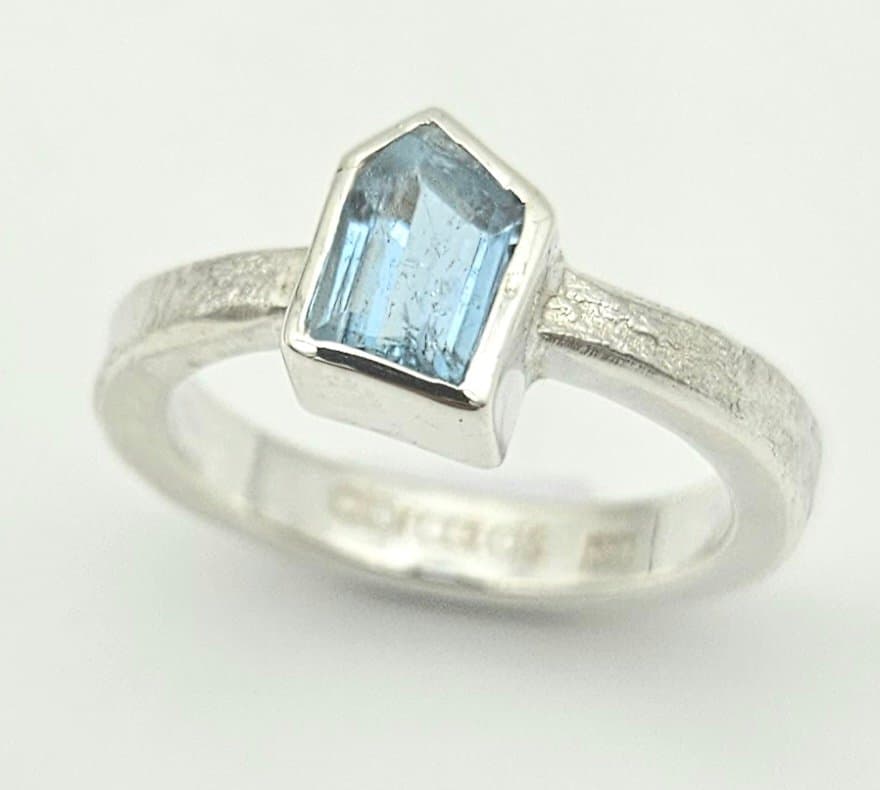 Anillo Ale con Aguamarina irregular