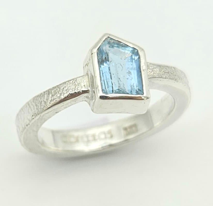 Anillo Ale con Aguamarina irregular