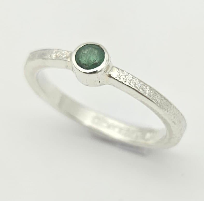Anillo Ale con Esmeralda