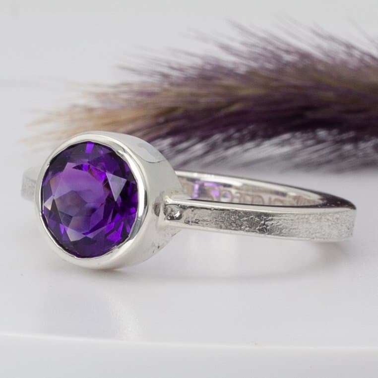 Anillo Ale con amatista talla brillante