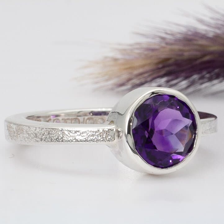 Anillo Ale con amatista talla brillante